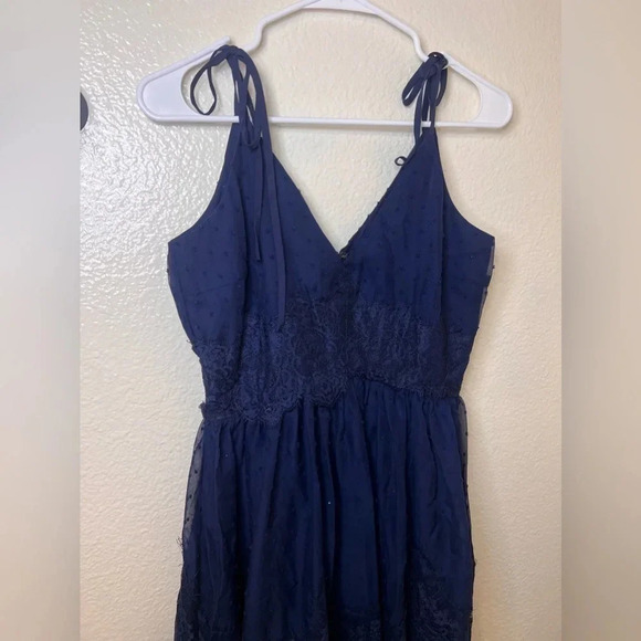 AQUA | Bloomingdale’s Exclusive | Navy Lace semi-formal maxi dress. | XSmall. - Picture 6 of 8